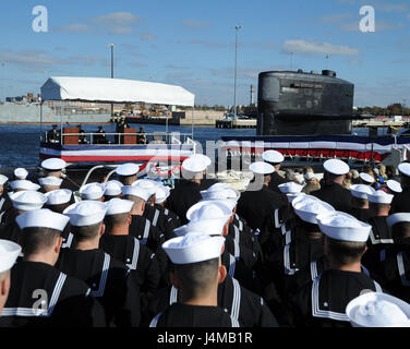 NORFOLK, Virginie (nov. 10, 2016) les marins en formation stand pendant la cérémonie de passation de commandement de la classe Los Angeles sous-marin d'attaque rapide USS Newport News (SSN 750) à bord de la station navale de Norfolk. Newport News est le troisième navire de la Marine américaine à être nommée d'après la ville de Newport News, en Virginie (É.-U. Photo de la marine par le Premier maître de Darryl I. Wood/libérés) Banque D'Images