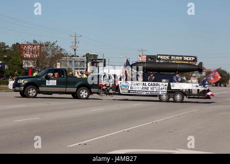 Les anciens combattants Sous-marin Coastal Carolina participer à la 21e édition du Défilé des anciens combattants, Jacksonville, NC, le 5 novembre 2016. Le Défilé des anciens combattants, organisé par Rolling Thunder Inc. Chapitre NC-5, a été observée par les anciens combattants, les militaires et les résidents de Jacksonville et a montré l'appui des membres des forces armées. (U.S. Marine Corps photo par Lance Cpl. Ursula C. Estrella) Banque D'Images