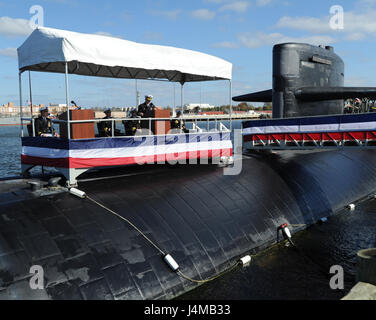 NORFOLK, Virginie (nov. 10, 2016) Le Cmdr. Patrick B. Clark prononce une allocution lors de la cérémonie de passation de commandement de la classe Los Angeles sous-marin d'attaque rapide USS Newport News (SSN 750) à bord de la station navale de Norfolk. Newport News est le troisième navire de la Marine américaine à être nommée d'après la ville de Newport News, en Virginie (É.-U. Photo de la marine par le Premier maître de Darryl I. Wood/libérés) Banque D'Images