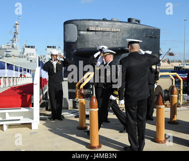 NORFOLK, Virginie (nov. 10, 2016) Le Cmdr. Michael C. Grubb traverse sideboys pendant la classe à Los Angeles, sous-marin d'attaque rapide USS Newport News (SSN 750) Cérémonie de passation de commandement à bord de la station navale de Norfolk. Newport News est le troisième navire de la Marine américaine à être nommée d'après la ville de Newport News, en Virginie (É.-U. Photo de la marine par le Premier maître de Darryl I. Wood/libérés) Banque D'Images