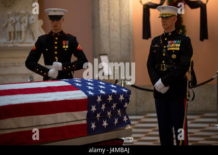 Le colonel du Corps des Marines américain Tyler J. Zagurski, commandant de Marine Barracks, Washington, se situe à modification parade reste devant le cercueil du sénateur John H. Glenn, Jr., lors d'une consultation publique aux Ohio Statehouse, Columbus, Ohio, le 16 décembre 2016. Ayant effectué 149 missions de combat pendant la Seconde Guerre mondiale et la guerre de Corée, Glenn est devenu le premier Américain en orbite autour de la terre en 1962. Après avoir pris sa retraite du programme spatial, Glenn a été élu au Sénat des États-Unis en 1974 pour représenter l'état de l'Ohio. (U.S. Marine Corps photo par Lance Cpl. Paul A. Ochoa) Banque D'Images