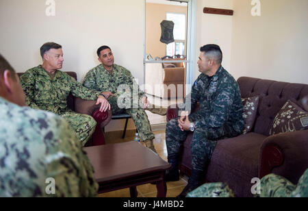 170223-N-YL073-054 TRUJILLO, Honduras (fév. 23, 2017) - Arrière Adm. Sean S. Buck, commandant du Commandement Sud des forces navales des États-Unis/U.S. 4ème flotte (USNAVSO/FOURTHFLT) participe à un bureau téléphonique avec le commandant de la base navale de Puerto Castilla, au Honduras, en faveur de la prorogation de la promesse 2017(CP-17) visite à Trujillo, au Honduras. CP-17 est un U.S. Southern Command-parrainé et U.S. Naval Forces Southern Command/U.S. 4ème flotte-déploiement effectué pour mener des opérations civiles et militaires y compris l'aide humanitaire, les missions de formation et de soins médicaux, dentaires et vétérinaires, dans un effort de soutien Banque D'Images