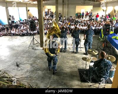 170222-N-YL073-001 SANTA FE, le Honduras (fév. 22, 2017) Les membres de la flotte américaine (USFF) Groupe pour les enfants de l'école de la nation hôte à l'appui de la promesse continue 2017 (CP-17) à Sante Fe, au Honduras. CP-17 est un U.S. Southern Command-parrainé et U.S. Naval Forces Southern Command/U.S. 4ème flotte-déploiement effectué pour mener des opérations civiles et militaires y compris l'aide humanitaire, les missions de formation et de soins médicaux, dentaires et vétérinaires, soutien à l'Amérique centrale et du Sud. (U.S. Photo par marine Spécialiste de la communication de masse 2e classe Purifoy Mme Qureshi) Banque D'Images