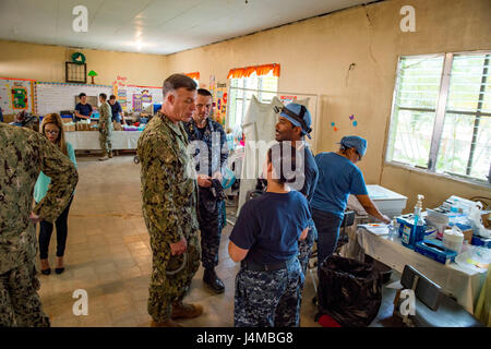 170223-N-YL073-442 TRUJILLO, Honduras (fév. 23, 2017) - Arrière Adm. Sean S. Buck (à gauche), commandant du Commandement Sud des forces navales des États-Unis/U.S. 4ème flotte (USNAVSO/FOURTHFLT), parle avec les marins lors d'une tournée de la promesse continue 2017 (CP-17) site médical à l'appui de la visite de la mission à Trujillo, au Honduras. CP-17 est un U.S. Southern Command-parrainé et U.S. Naval Forces Southern Command/U.S. 4ème flotte-déploiement effectué pour mener des opérations civiles et militaires y compris l'aide humanitaire, les missions de formation et de soins médicaux, dentaires et vétérinaires, de l'assistance dans un effort pour montrer le soutien des États-Unis Banque D'Images