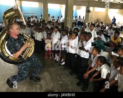 170222-N-YL073-004 SANTA FE, le Honduras (fév. 22, 2017) Musicien 1ère classe Christopher Jerome, affecté à la flotte américaine, Musique des Forces canadiennes joue le sousaphone pour accueillir les enfants de la nation en faveur de la prorogation de 2017 Promesse à Trujillo, au Honduras. CP-17 est un U.S. Southern Command-parrainé et U.S. Naval Forces Southern Command/U.S. 4ème flotte-déploiement effectué pour mener des opérations civiles et militaires y compris l'aide humanitaire, les missions de formation et de soins médicaux, dentaires et vétérinaires, soutien à l'Amérique centrale et du Sud. (U.S. Photo par marine Spécialiste de la communication de masse 2e classe Puri Mme Qureshi Banque D'Images