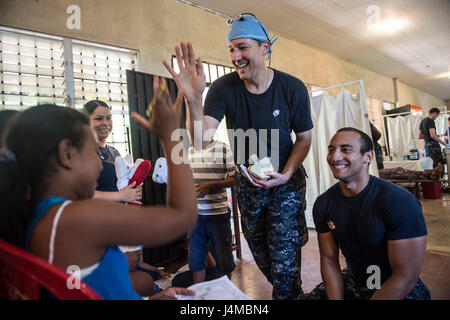 170224-N-WZ792-058 TRUJILLO, Honduras (fév. 23, 2017) - Le Lieutenant Cmdr. Banques mat (à gauche), originaire de Gainesville, Floride, affecté à la Direction générale de la Marine, au Mississippi Meridian clinique de santé, et le lieutenant Cesar J. Cepeda, originaire de Charleston, S.C., affecté à la mer "Chevaliers" de la mer de l'Escadron d'hélicoptères de combat (HSC) 22, enseigner aux enfants comment bien brosser les dents au fil dentaire et la promesse continue 2017 (CP-17) site médical à l'appui de la CP-17 visite à Trujillo, au Honduras. CP-17 est un U.S. Southern Command-parrainé et U.S. Naval Forces Southern Command/U.S. 4ème flotte-déploiement effectué pour mener les milit Banque D'Images