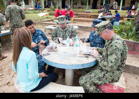 170223-N-YL073-483 TRUJILLO, Honduras (fév. 23, 2017) - Arrière Adm. Sean S. Buck, commandant du Commandement Sud des forces navales des États-Unis/U.S. 4ème flotte (USNAVSO/FOURTHFLT), mange à midi avec les marins et le gouverneur par intérim de Colon, Honduras lors d'une tournée de la promesse continue 2017 (CP-17) site médical à l'appui de la visite de la mission à Trujillo, au Honduras. CP-17 est un U.S. Southern Command-parrainé et U.S. Naval Forces Southern Command/U.S. 4ème flotte-déploiement effectué pour mener des opérations civiles et militaires y compris l'aide humanitaire, les missions de formation et de soins médicaux, dentaires et vétérinaires, s Banque D'Images