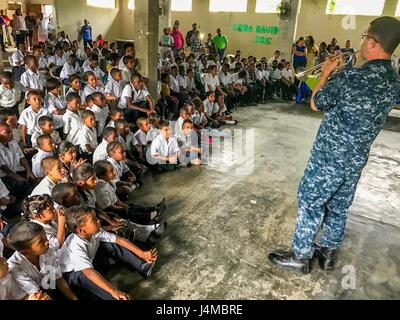 170222-N-YL073-002 SANTA FE, le Honduras (fév. 22, 2017) - Musicien 2e classe Matthieu Kinnaman, originaire de Phoenix affecté à la flotte américaine (USFF), Norfolk, Va., joue de la trompette pour accueillir les enfants de l'école de la nation en faveur de la prorogation de la promesse 2017(CP-17) visite à Trujillo, au Honduras. CP-17 est un U.S. Southern Command-parrainé et U.S. Naval Forces Southern Command/U.S. 4ème flotte-déploiement effectué pour mener des opérations civiles et militaires y compris l'aide humanitaire, les missions de formation et de soins médicaux, dentaires et vétérinaires, de l'assistance dans un effort pour montrer le soutien des États-Unis et commi Banque D'Images