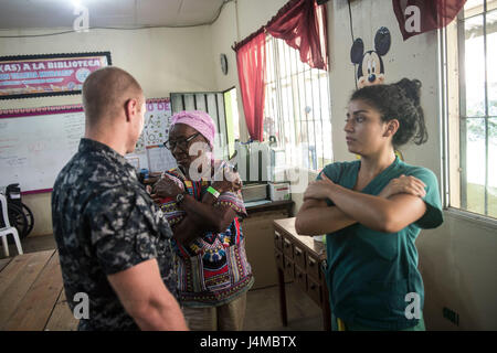 170224-N-WZ792-148 TRUJILLO, Honduras (fév. 23, 2017) - Hôpital Corpsman 2e classe Joshua Crisano, originaire de Williamsburg en Virginie, affecté à l'hôpital naval Jacksonville, en Floride, et les exercices s'illustre au cours d'une séance de thérapie physique dans le cadre de poursuite de promesse 2017 (CP-17) au Honduras. CP-17 est un U.S. Southern Command-parrainé et U.S. Naval Forces Southern Command/U.S. 4ème flotte-déploiement effectué pour mener des opérations civiles et militaires y compris l'assistance humanitaire, missions de formation, de soins médicaux, dentaires et vétérinaires, de l'assistance dans un effort pour montrer le soutien des États-Unis et d'engagement Banque D'Images