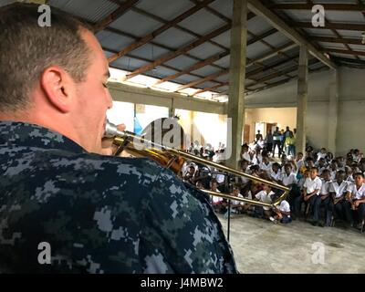 170222-N-YL073-002 SANTA FE, le Honduras (fév. 22, 2017) - Musicien 3ème classe Ryan Miller, originaire de Port Huron, au Michigan, qui est joint à la flotte américaine (USFF), Norfolk, Va., joue du trombone pour accueillir les enfants de l'école de la nation en faveur de la prorogation de la promesse 2017(CP-17) visite à Trujillo, au Honduras. CP-17 est un U.S. Southern Command-parrainé et U.S. Naval Forces Southern Command/U.S. 4ème flotte-déploiement effectué pour mener des opérations civiles et militaires y compris l'aide humanitaire, les missions de formation et de soins médicaux, dentaires et vétérinaires, de l'assistance dans un effort pour montrer le soutien des États-Unis et co Banque D'Images