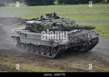 Un Autrichien Leopard 2A4 réservoir, appartenant au peloton Bundesheer, manoeuvres à travers les obstacles et le terrain dans le cadre de la précision de conduite lane, au cours de l'Europe forte Défi du réservoir (CEEC), à la 7ème commande d'entraînement de l'armée, zone d'entraînement Grafenwoehr Grafenwoehr, Allemagne, le 8 mai 2017. La Commission nationale de l'économie est organisée conjointement par l'Europe de l'armée américaine et l'armée allemande, 12 mai 2017. Le concours est conçu pour projeter une présence dynamique, favoriser le partenariat militaire, de promouvoir l'interopérabilité, et fournit un environnement de partage de tactiques, techniques et procédures, les pelotons de six pays de l'OTAN et les pays partenaires Banque D'Images