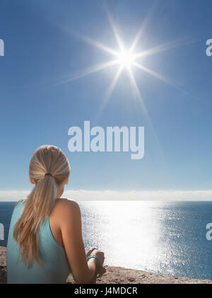 Caucasian woman admiring vue panoramique sur ocean Banque D'Images