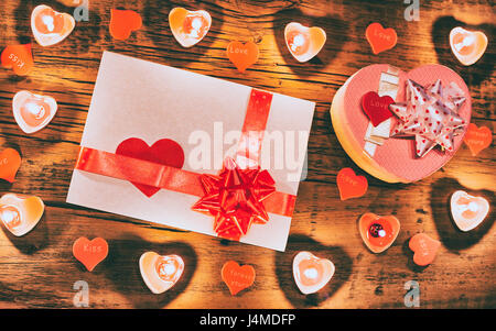 Valentine Bougies sur table avec boîte-cadeau et carte Banque D'Images