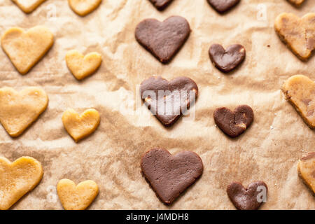 Les cookies en forme de cœur sur la plaque Banque D'Images