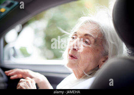 Older Caucasian woman sitting in car Banque D'Images