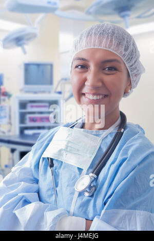 Portrait of smiling Caucasian surgeon Banque D'Images
