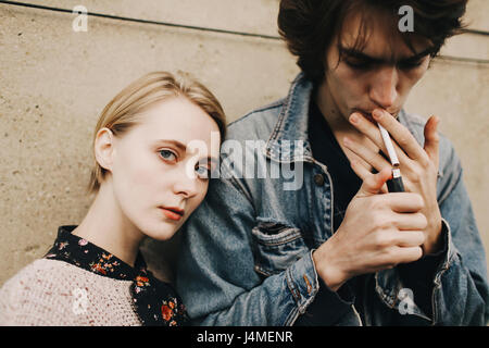 Portrait of a cigarette éclairage près de femme Banque D'Images