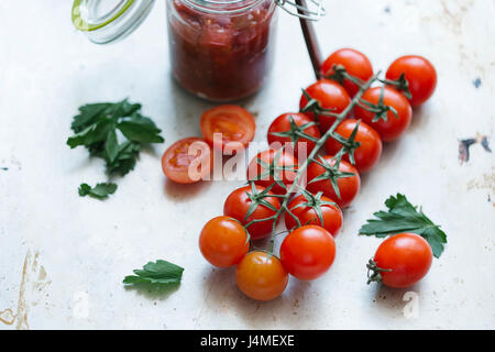 Les tomates de vigne près de jar Banque D'Images