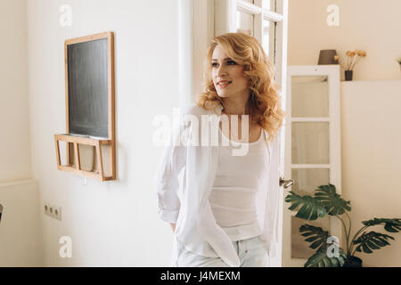 Portrait of Middle Eastern woman leaning on porte Banque D'Images