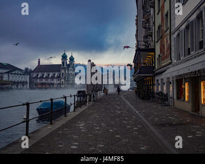 Homme seul marche sur un hiver glacial matin le jour du nouvel an à Lucerne / Lucerne Suisse Banque D'Images