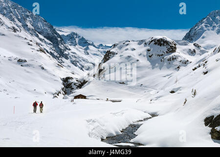 Les randonneurs sur le chemin de l'Amberger Huette dans l'Ötztal, Autriche avec paysage couvert de neige et ciel bleu. Banque D'Images