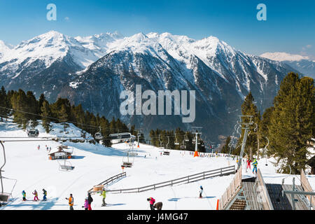 OETZ - MARS 21 : côté montagne station du télésiège Hochoetz dans l'Ötztal, Autriche le 21 mars 2016. Banque D'Images