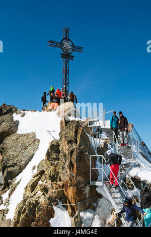 Sölden - 22 mars : le sommet sur l'Ötztal, dans le Gaislachkogel Autriche avec beaucoup de touristes le 22 mars 2016. Banque D'Images