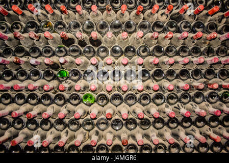 Les bouteilles de vin, le stockage du vin dans une cave à vin sur Lanzarote. Canaries, Espagne, Europe Banque D'Images