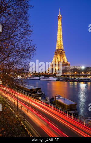 La Tour Eiffel illuminée au crépuscule et Seine, Paris Banque D'Images