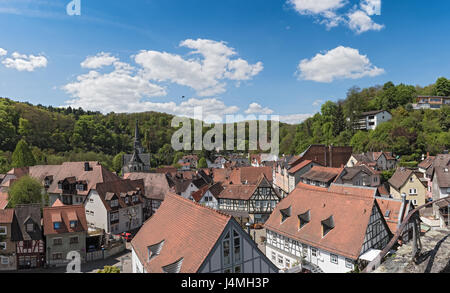 Vue panoramique du château sur la maisons à pans de bois de Eppstein Banque D'Images