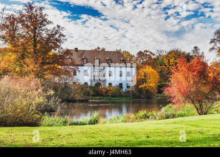 Vue sur le Luciesee à l'ancien château de Muskau (ancien château de Muskau), district administratif Goerlitz, Haute Lusace, en Saxe, Allemagne, Europe Banque D'Images