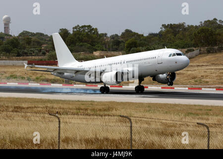 Un SmartLynxAirbus320-214 [YL-UCL] dans un tout blanc, à l'atterrissage piste 31, l'exploitation d'un vol EasyJet. Banque D'Images