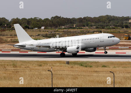Un SmartLynxAirbus320-214 [YL-UCL] dans un tout blanc, à l'atterrissage piste 31, l'exploitation d'un vol EasyJet. Banque D'Images