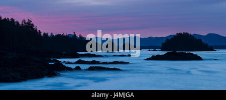 L'aube sur l'Îles Broken vu depuis le sentier Wild Pacific à Ucluelet, British Columbia, Canada. Banque D'Images