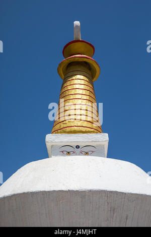 Drapeau de prière colorés près de l'ancienne montagne et saint Namobuddha monastère. Dhulikhel, Népal. Banque D'Images