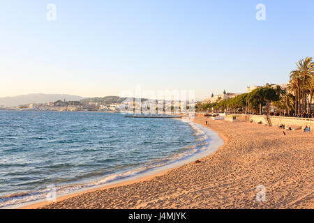 Plage de Cannes vue jour, France. Célèbre ville du sud de la France. Promenade de la Croisette Banque D'Images