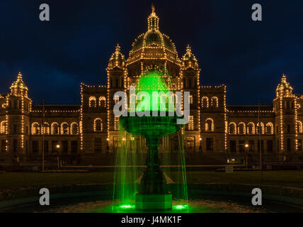 La fontaine à l'édifice du parlement de Victoria, Colombie-Britannique, Canada, vu la nuit avec l'éclairage. Banque D'Images
