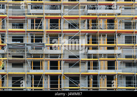 Les échafaudages sur façade - bâtiment en construction Banque D'Images