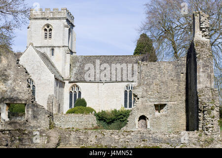 Ruines pittoresques de Minster Lovell Hall avec l'église paroissiale de St Kenelm dans l'arrière-plan Banque D'Images