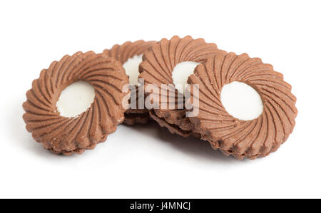 Les cookies au chocolat avec la crème isolé sur fond blanc Banque D'Images