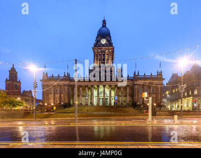Route mouillée en passant en face de l'Hôtel de ville de Leeds Banque D'Images