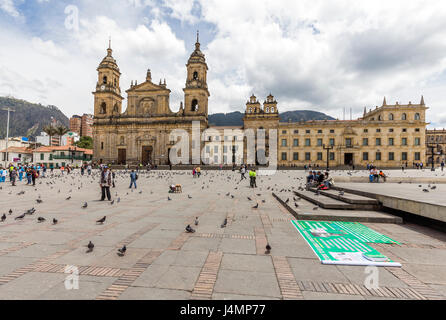 Stock Photo - première cathédrale sur la Plaza de Bolivar à Bogota Colombie Banque D'Images