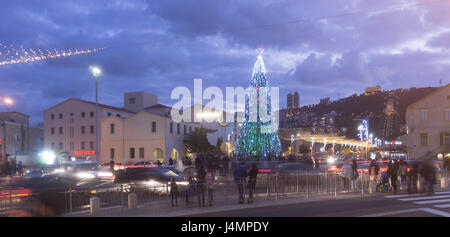 Haïfa, Israël - 10 décembre 2016 : la colonie allemande décoré de symboles de cultures pour les vacances d'hiver à Haïfa, Israël. Banque D'Images