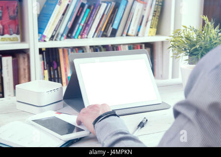 L'homme travaille sur Tablet PC. L'espace vide pour votre texte. Banque D'Images