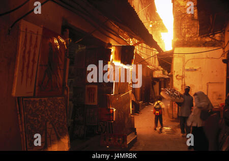 L'île de Zanzibar, Tanzanie, Zanzibar city, Vieille Ville 'Stone Town', Lane, chargement, passant, lumière du soir, le modèle ne libération Afrique, Stonetown, d'affaires, boutique de souvenirs, échange, vente de souvenirs, de ventes, de souvenirs, d'artisanat, photos, vente de rue, vendeur, vendeur de rue, la lumière du soleil, l'atmosphère, le tourisme, à l'extérieur Banque D'Images