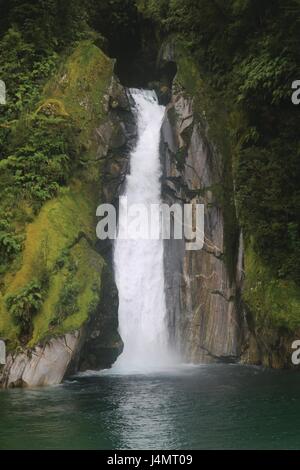 La porte des géants sur la cascade Milford Track, Fiordland, Nouvelle-Zélande Banque D'Images