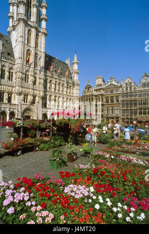 Belgique, Brabant, Bruxelles, la grande place, l'hôtel de ville, détail, marché aux fleurs l'Europe, l'union douanière Benelux, province de Brabant Wallon, la ville, capitale, siège du pouvoir, de la ville, point d'intérêt, vue, centre-ville, l'architecture, le style architectural, le gothique, Le Grand Palais, grand marché, bâtiment, structure, l'Hôtel de Ville, patrimoine culturel mondial de l'UNESCO, marché, marché, ventes, les fleurs, les touristes Banque D'Images