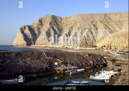 Oman, Musandam, Al-Khasab, littoral, port de pêche de la péninsule arabique, le Moyen-Orient, sultanat d'Oman, péninsule de Musandam, Haja montagnes, montagnes, paysages côtiers, port, bateaux de pêche, bateaux, pêche, de l'économie Banque D'Images