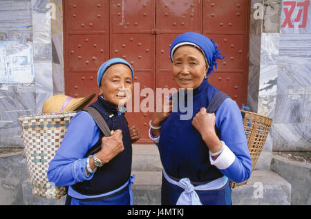 Chine, Province du Yunnan, Dali, les personnes âgées, les paniers, le portrait, le modèle ne libération ! L'Asie, l'Asie orientale, Zhonghua Renmin Gongheguo, République populaire, de la ville, historiquement, les Asiatiques, deux, femmes, vieux, vieille personne, vêtements, coiffes, headscarfs, women's portrait Banque D'Images