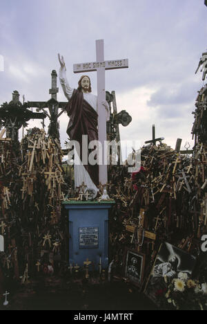 La Lituanie, Siauliai, montagne de la croix, Kryziu Kalnas, Christus-Statue, images, crucifix, chapelets, Nordosteuropa l'Europe, les Pays Baltes, Lietuva, Lietuvos Respublika, Nordlitauen Schawli, Schaulen,, Hill, lieu de culte, sanctuaire national, lieu de pèlerinage, pèlerin, Kriziu site Kalnas, figure du Christ, personnage en bois Jésus Christ, statue, arrêt sur image, caractère, chemin de croix, croix de bois, saint's images, objets de dévotion, d'offrir, contributions, offrandes, carving, icône nationale, l'espoir, la foi, la religion, le christianisme, l'endroit d'intérêt, vue, Ti5 Banque D'Images